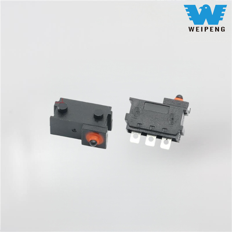 Autodeurslot en microschakelaar op de motorkap